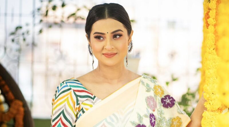 বসন্তের সাজে বুবলী